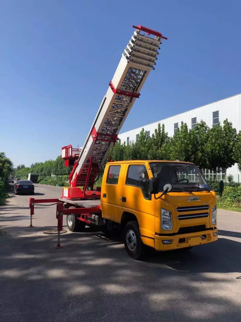 虎门港管委会附近的云梯车出租服务：轻松解决高空作业需求